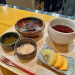 炉ノ鳥 - 黒本蕨餅、自家製黒蜜、きな粉、柿とキウイ、ほうじ茶