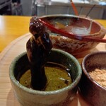 炉ノ鳥 - ザラメで作った自家製黒蜜に付けて、いただきます♪