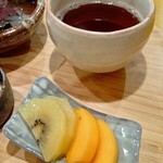 炉ノ鳥 - 【19品目】柿とキウイ、ほうじ茶