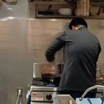 炉ノ鳥 - 黒本蕨餅は、職人さんが京都の黒本蕨粉を使用して目の前で作るライヴ感