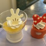 クリスタルパレス レストラン - 「チーズムース」（左）＆「ロールケーキ」（右）