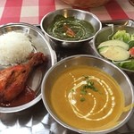 ルンビニ 生駒店 - 1260円のランチ！カレーは二種、タンドリーチキンとライスとサラダ。カレーはチキンとほうれん草を選択。
