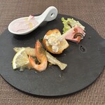 和趣 ビストロ・フェリーチェ - 左上から時計回りに　ビーツのムース・鴨ハム・海鮮サラダのブルスケッタ・わかさぎのエスカベージュ