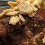 ハンバーグステーキ jumbo - 味変でガーリックチップをかけて
      サクサクの食感と香りがめちゃ美味しい