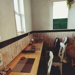 ファーマーズキッチン - カウンター席も窓に面して明るい