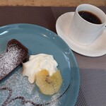 ファーマーズキッチン - 友人のガトーショコラには生クリームたっぷり！