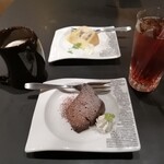 Bistro1048 - デザート＆ドリンク…大人のカフェラテと知覧にっぼん紅茶のアイス♪