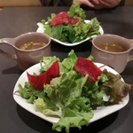 Bistro1048 - さらだとスープ…コンソメスープとても美味しかったです♪