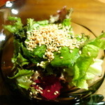 なかむら - 色々葉野菜と炭火焼きしたジャンボマシュルームのサラダ