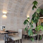 Pitto Cafe - 白を基調にした木の感じと緑が落ち着く