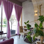 Pitto Cafe - 大きな窓から明るい陽射しが