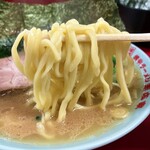 末広家 - 酒井製麺の中太麺。