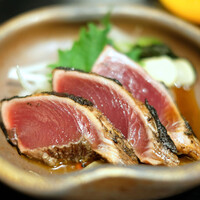 土佐料理 祢保希 赤坂店 - 週替り定食 1500円 の炭火焼 鰹たたき3貫