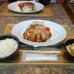洋食屋 銀座ランプ亭 - トンテキセット1,500円（サラダ、みそ汁、コーヒー、デザート付き）