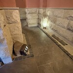 そば くら富 - お店の通路　穴蔵のよう