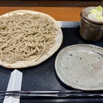 そば くら富 - やって来た蕎麦　右手前に天ぷらの受け皿と塩