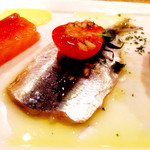 スペイン炭火焼料理 エル フォゴン - 本日のタパス5種盛り合わせ（1人前：¥800）のイワシのマリネ。イワシの室もいいし、マリネの酸味もこのくらいがドンピシャ。これは旨い。