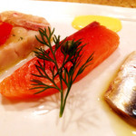 スペイン炭火焼料理 エル フォゴン - 本日のタパス5種盛り合わせ（1人前：¥800）のカンパチ。今年はどこ行ってもカンパチがうまいんだが、こちらも多分にもれずほんとに美味かった。