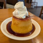 喫茶ランプティラ - かぼちゃプリン 550円✨️やさしい甘さで濃厚、やわらかめのプリンで癒されます。軽めのクリームも合ってとても美味しい！SNSでは「優勝」と名高いかぼちゃプリン。