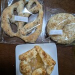 喫茶ランプティラ - テイクアウトした2種ナッツのフーガス260円、いちじくセサミのベーグル300円、AP(植物性アップルパイ)380円✨️天然酵母のパンも人気！