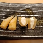 赤坂 鮨 天ぷら 祇園いわい - いぶりがっこクリームチーズ、ごぼうの浅漬け