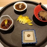 赤坂 鮨 天ぷら 祇園いわい - 前菜（もずく酢、鮑の旨煮、蟹味噌どうふ、イカ山椒）