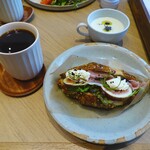 SiKiTO CAFE - 季節フルーツと生ハムのクロワッサンサンド、ブラックコーヒー、スープ