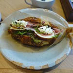 SiKiTO CAFE - 季節フルーツと生ハムのクロワッサンサンド