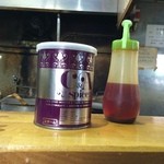 ラーメン髭 - 油そば提供と共に出される胡椒とラー油。2014.11.20