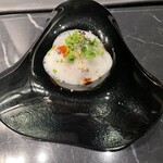 VinIX - キムチの盛り合わせボタニカルスタイル:ムースの下にキムチ、カクテキ、枝豆が隠れている。フレンチのシェフらしい見せ方◯