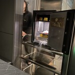 VinIX - メインのお肉３種が金庫の中に鎮座して登場。