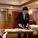 レ セゾン - タルトタタンをサービス中