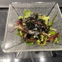 VinIX - フリーザサラダ:客席で生野菜にドレッシングを掛けてから液体窒素で凍らせてから取り分けてくれる◯