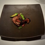 中国飯店 富麗華 - 群馬県産もち豚の熟成黒ニンニク炒め