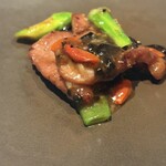 中国飯店 富麗華 - 群馬県産もち豚の熟成黒ニンニク炒め