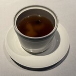 中国飯店 富麗華 - つぶ貝とふかひれの
      香港風滋味蒸しスープ