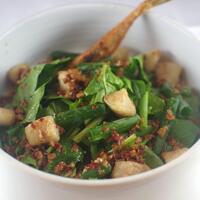 ちぢみ法蓮草とフグのサラダ仕立て　ガーリックバターポン酢