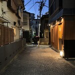 葛西 彦酉 - お散歩中の神楽坂。毘沙門天さん前を東方向に。併せて昔のバ先も見に行ったら未だ存在してた@六義園近く。営業時間外なのでお邪魔できず。そのうち行こうっと。