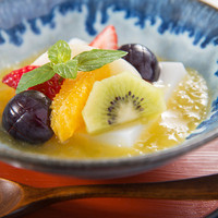 杏仁豆腐とフルーツ　オレンジゼリーかけ