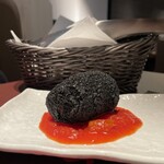 俺の炭火焼ステーキ 渋谷 - 衣が竹炭でスタイリッシュ