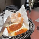 俺の炭火焼ステーキ - お通しのパンはおかわり放題