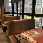 俺の炭火焼ステーキ 渋谷 - ゆったりめの座席