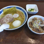 らーめん 双葉 - 塩らーめん(味玉トッピング)とチャーシューご飯