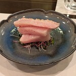 横鍋JAPAN - 寒ブリの大トロと中トロの部位