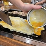 浅草もんじゃ もんろう - 店員さんの手捌きに見入ってしまう