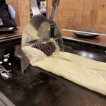 浅草もんじゃ もんろう - テキパキと巻かれていくあんこ巻き