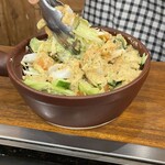 浅草もんじゃ もんろう - ドレッシングが美味なサラダはボリューム満点