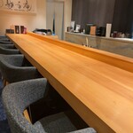 銀座 静香庵 - 座り心地の良い椅子。座席の右側に荷物入れもあります。