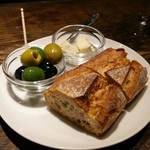 14.11.27 オリーブ・パン・アンチョビバター(カウンター300円)