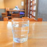 やぶ善 - 着席後すぐに提供してくれる、冷たいお水。